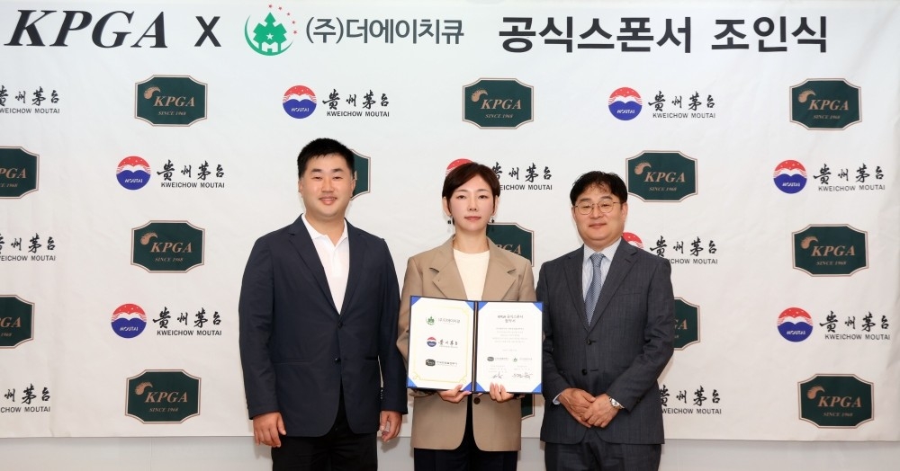 공식스폰서 조인식 후 기념촬영에 임한 KPGA 김진형 상무이사, (주)더에이치큐 우수한 대표, (주)더에이치큐 고건선 부사장(이상 왼쪽부터)