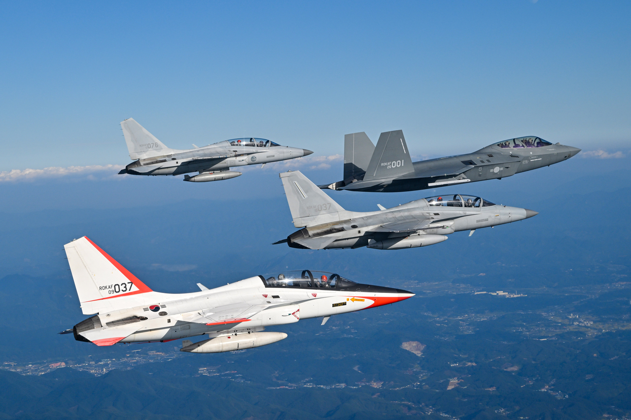 KF-21 001호기가 22일 FA-50, TA-50, T-50 등 국산항공기들의 환영을 받으며 예천기지로 향하고 있다. 앞에서 부터 T-50,  FA-50, KF-21, TA-50. [공군 제공]