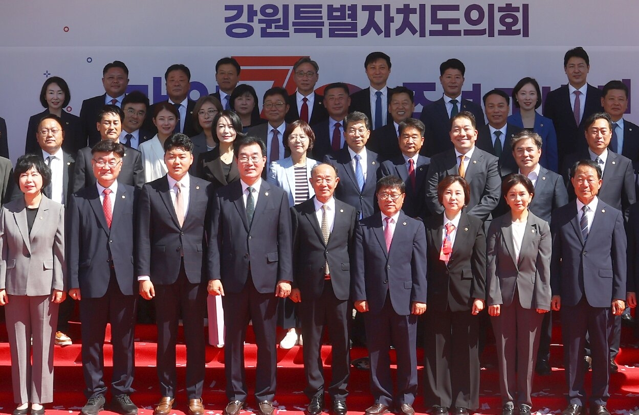 Park Gil-seon, speaker of the Gangwon Provincial Council (front row, center), will present alternatives to address obstacles in the government's sunshine income village initiative at the National Council of Metropolitan and Provincial Assembly Speakers on Sept. 29.
