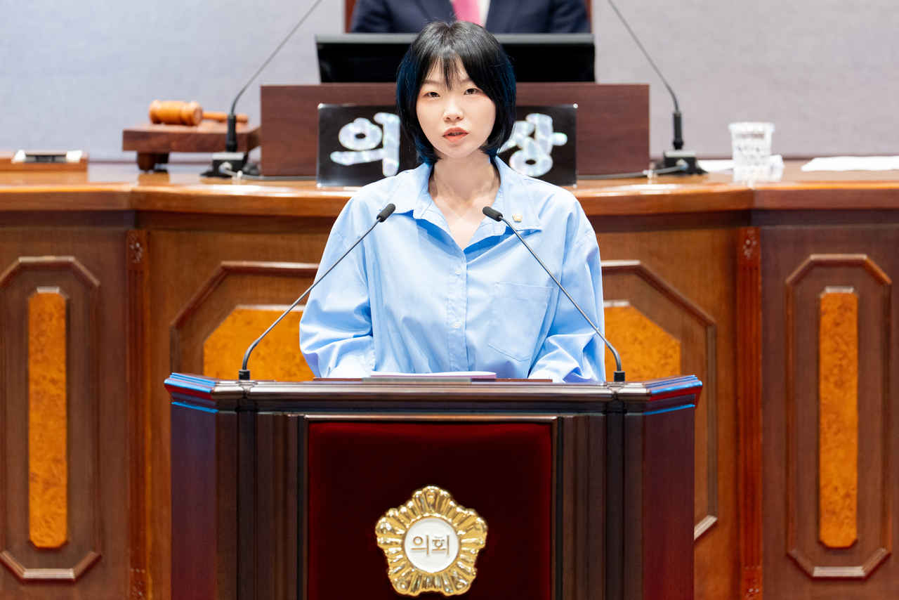 Gangnam-gu Assembly member Oh On-nuri delivers a five-minute floor speech at the Gangnam-gu Council plenary session.