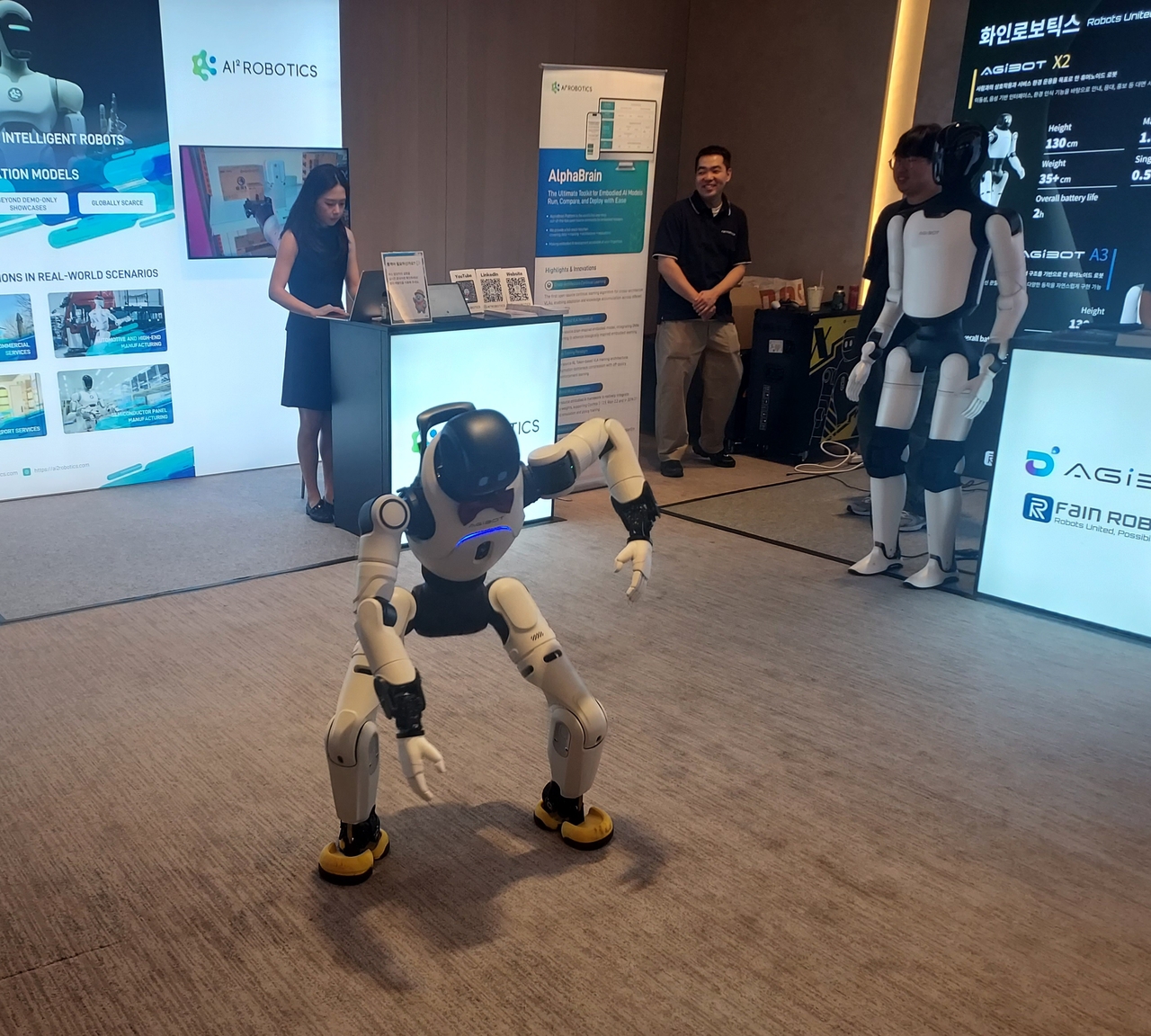 A Hwain Robotics robot dances at the fifth GS Group Hackathon, held Monday at the Westin Seoul Parnas. Han Young-dae