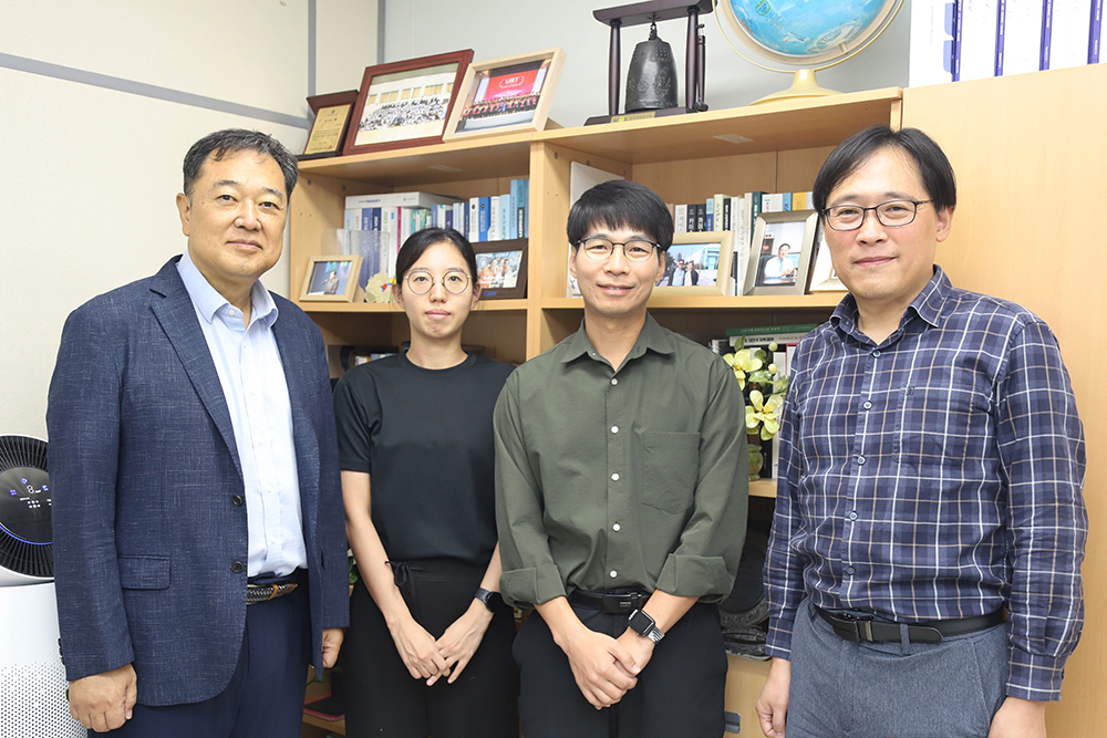 The research team led by Han Tae-su (right) that conducted the study. [Korea Research Institute of Bioscience and Biotechnology]