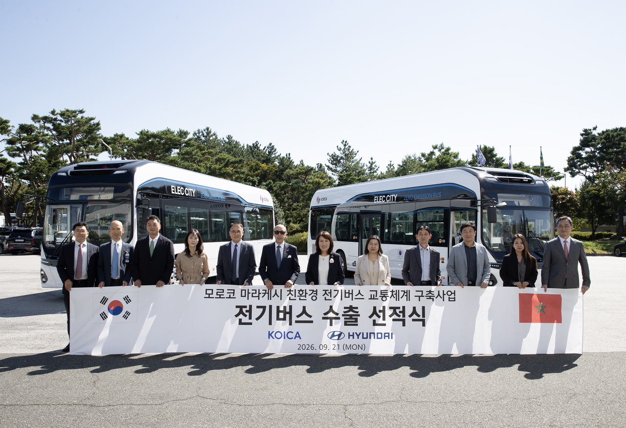 이승민(왼쪽 다섯 번째) 현대차 상용상품실 상무, 샤픽 라샤디(여섯 번째) 주한 모로코 대사, 도영아(일곱 번째)  코이카 지역사업2본부 이사 등 관계자들이 지난 21일 전북 완주군 현대차 전주공장에서 열린 ‘모로코 마라케시 친환경 전기버스 교통체계 구축사업’ 국내 전달식에서 기념촬영을 하고 있다. [현대차 제공]