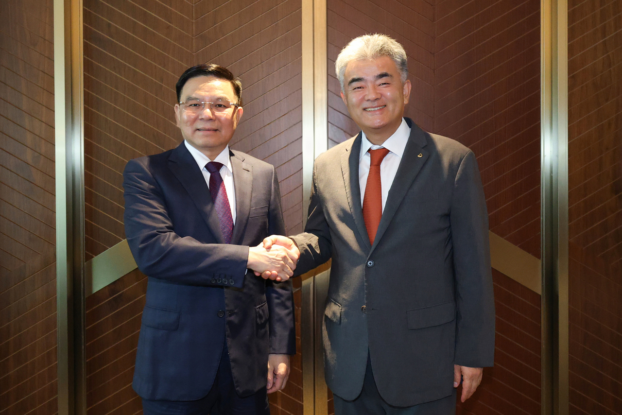 Vietnamese Minister of Industry and Trade Le Manh Hung (left) and Daewoo Engineering & Construction Chairman Jung Won-ju pose for a photo on Aug. 26. (Daewoo E&C)