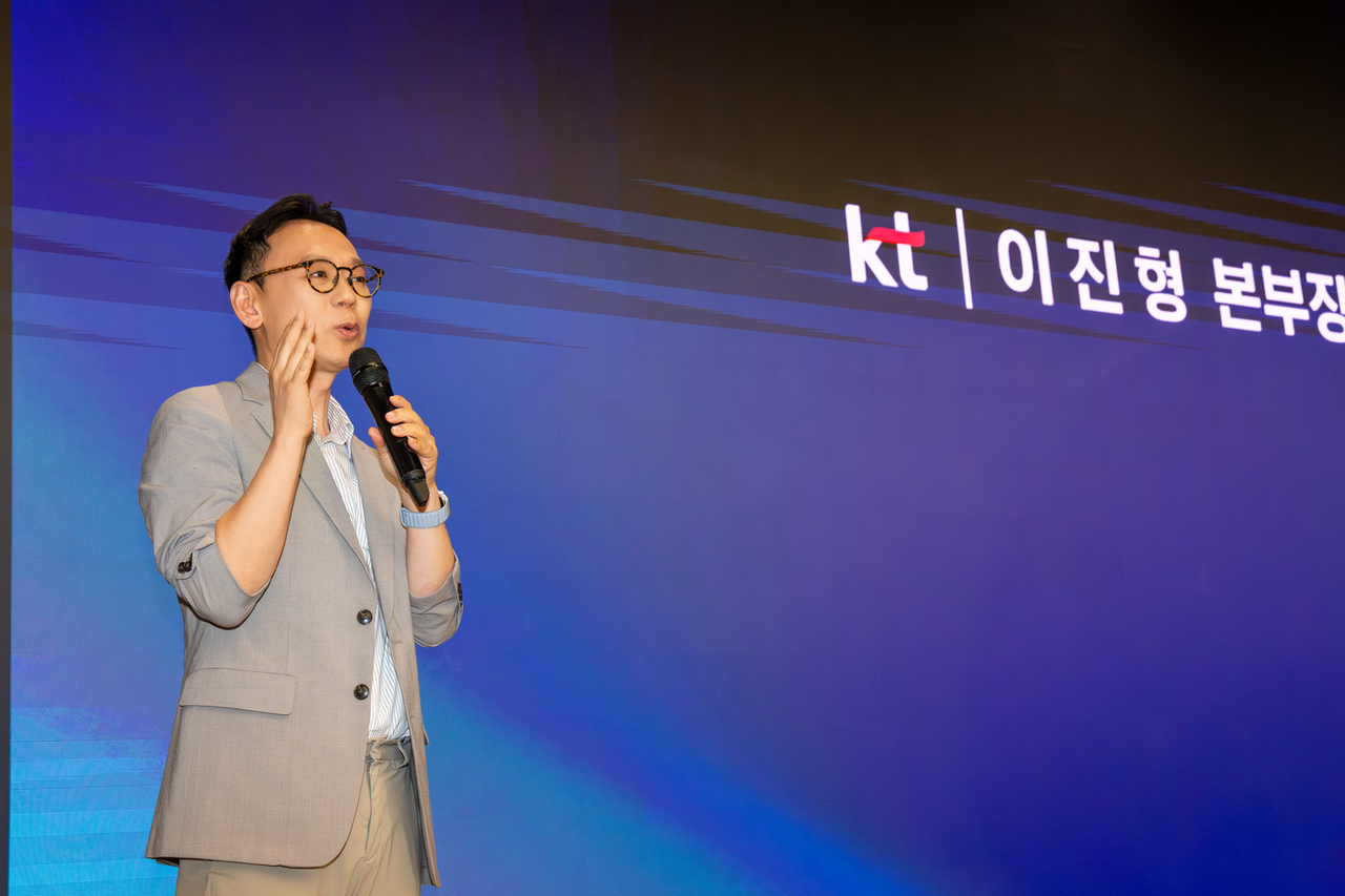지난 21일 서울 종로구 KT 광화문 WEST빌딩에서 열린 ‘모두의 AI’ 컨소시엄 킥오프(kick-off) 워크숍에서 이진형 KT AX사업본부장이 인사말을 하고 있다. [KT 제공]