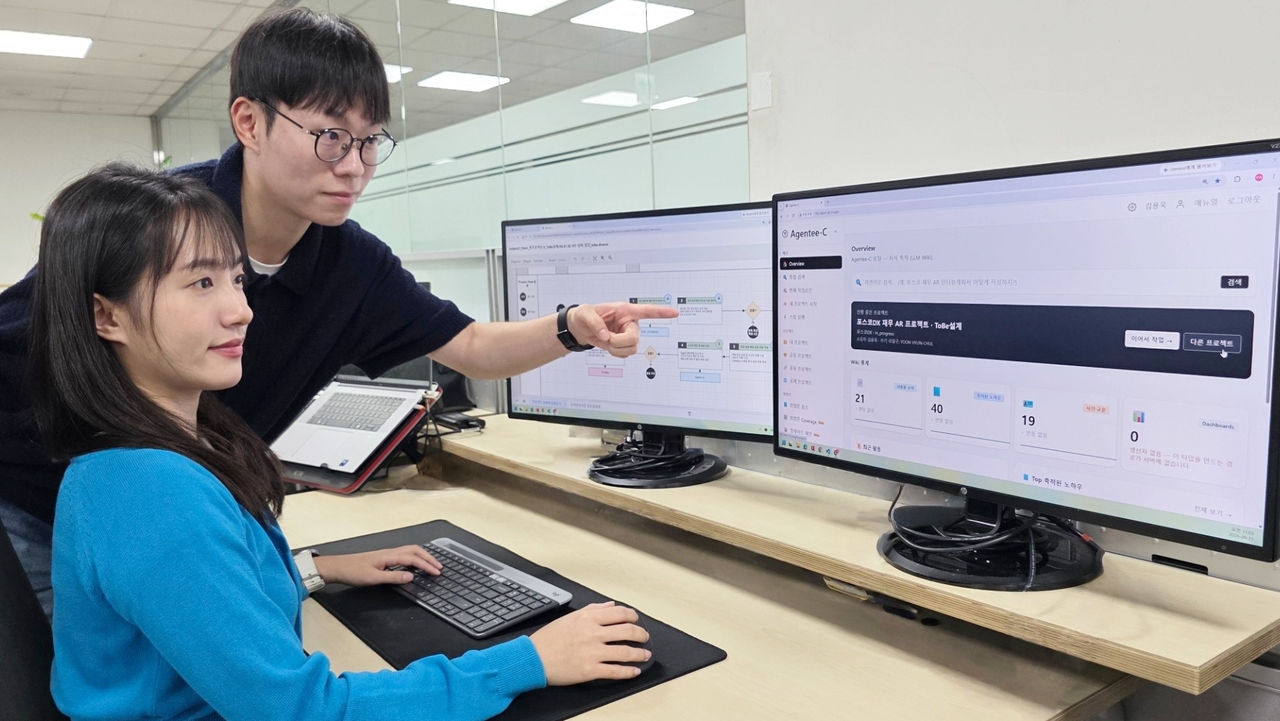 Posco DX's AX consultant staff review consulting outputs generated by an AI agent. [Posco DX]