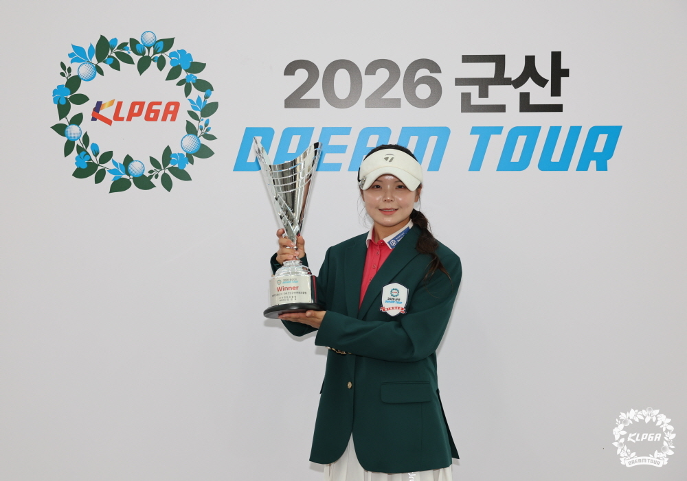 우승 트로피를 들고 포즈를 취한 송가은. [사진=KLPGA]