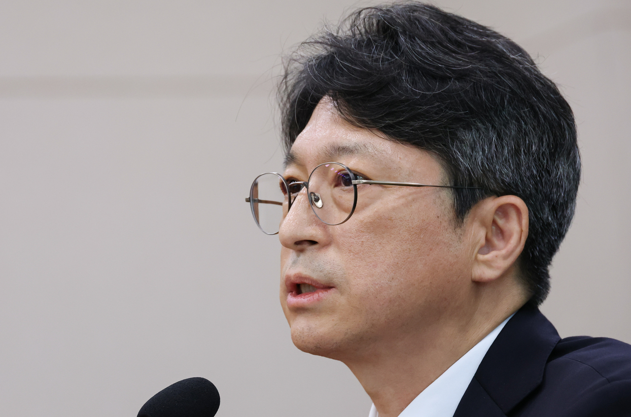 Hong Jee-sun, newly appointed minister of land, infrastructure and transport, is seen at his confirmation hearing at the National Assembly on Sept. 16. (Yonhap)