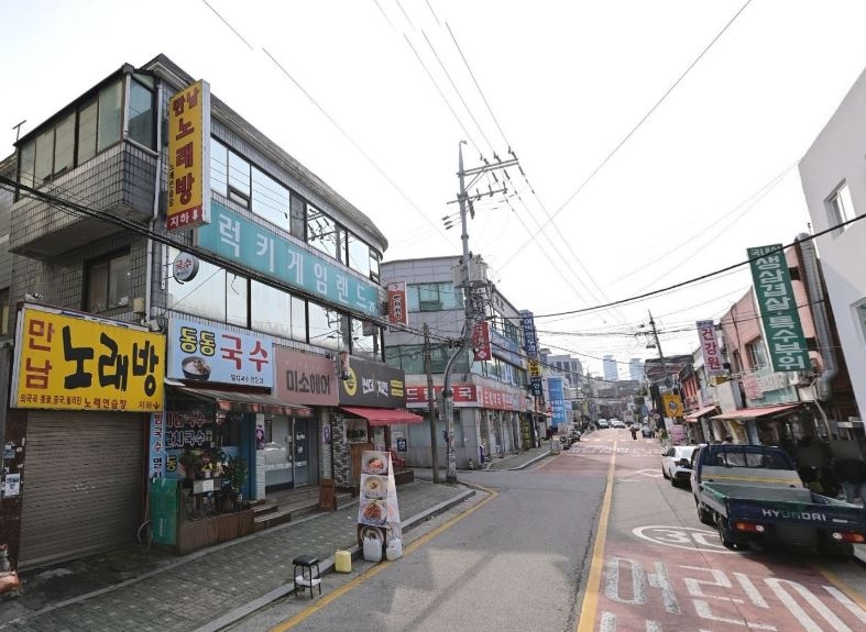 The area covered by the Dolgoji and Sangwolgok Station transit-oriented redevelopment project. [Naver Street View]