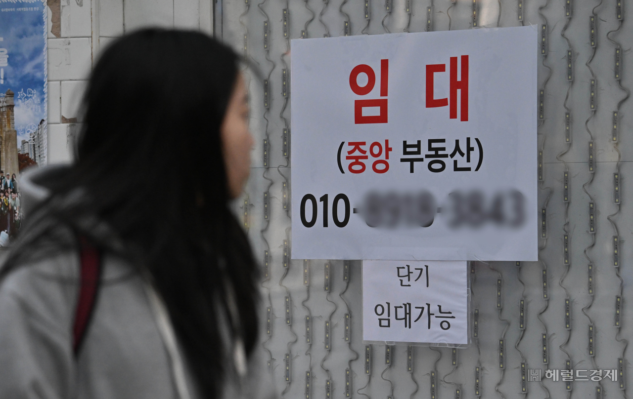 서울 서대문구 신촌 연세로의 한 점포에 임대 안내문이 부착돼 있다. 임세준 기자
