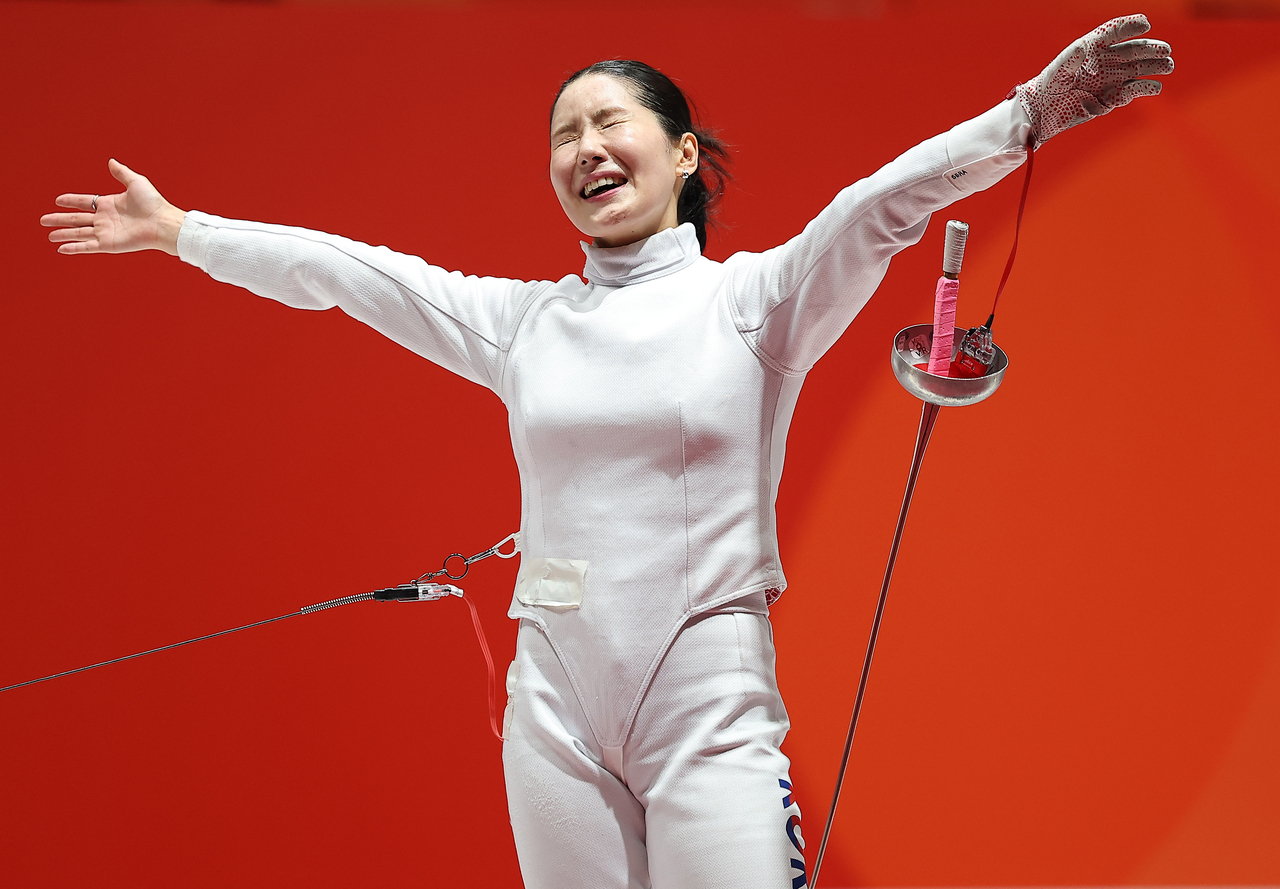 South Korea's Song Se-ra celebrates after winning gold against Singapore's Kiria Tikanah in the women's individual epee final at the 2026 Aichi-Nagoya Asian Games at Aichi Sky Expo in Tokoname, Aichi prefecture, Japan, on Tuesday. (Yonhap)
