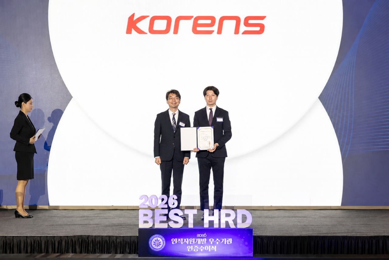 코렌스 관계자가 ‘2026년 인적자원개발 우수기관(Best HRD) 인증수여식’에서 인증서를 들고 기념촬영을 하고 있다. [코렌스 제공]