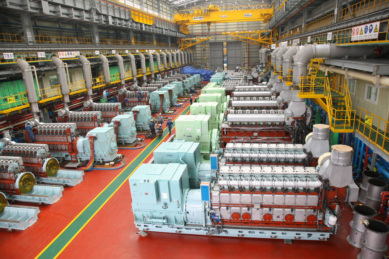 HD Hyundai Heavy Industries will invest 1 trillion won to build a power engine production factory and a dedicated small modular reactor component manufacturing factory in Ulsan, as part of its push to capture the global energy industry market. Pictured is an engine factory at HD Hyundai Heavy Industries. [HD Hyundai Heavy Industries]