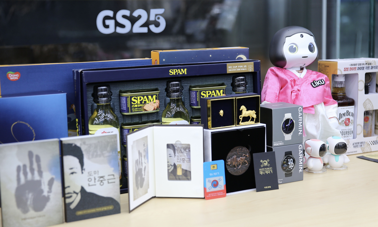 Gold and silver products offered by GS25 ahead of the Chuseok holiday, including an "Ahn Jung-geun Gold Medal 3.1g" (1.1 million won) featuring a portrait of independence activist Ahn Jung-geun, an "Lee Jung-seob Silver Foil Painting Silver Medal 20g" (297,000 won), and a "Lee Jung-seob White Bull Bronze Medal 350g" (198,000 won). [GS Retail]