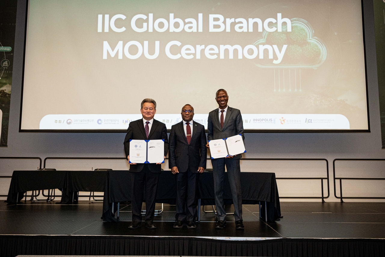 From left: professor Lee Hee-kwan of Incheon National University; Noel Emmanuel Kaganda, ambassador to the Embassy of the United Republic of Tanzania in Seoul; and Amos M. Nungu, director general of the Tanzania Commission for Science and Technology pose for a photo after signing a memorandum of understanding. (Incheon Innovation Cluster)