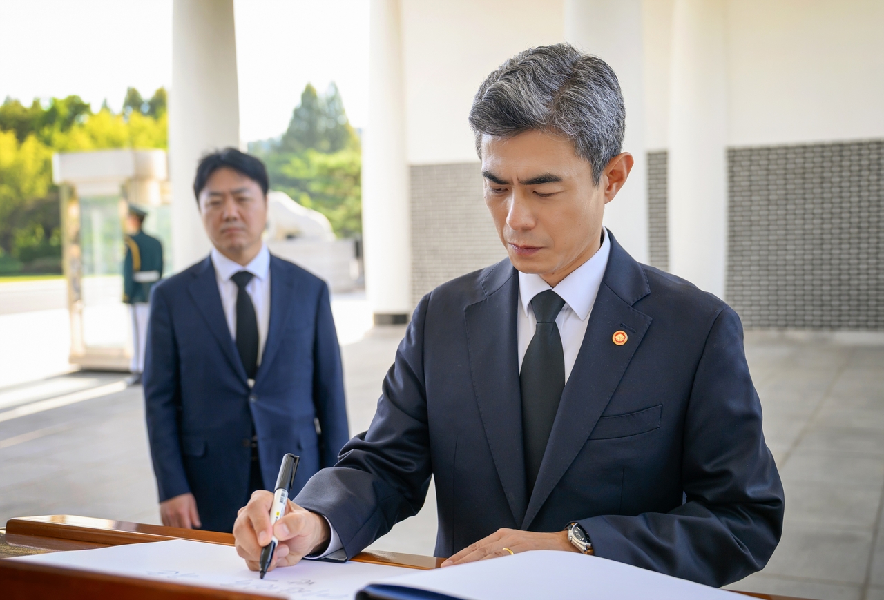 Kang Shin-chul, the new defense minister, visits the National Cemetery in Seoul on Tuesday. (Yonhap)