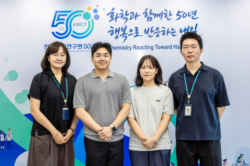 석정돈(왼쪽부터) 책임연구원, 박진규 박사후연구원, 이가람 학생연구원, 문산 책임연구원 .[한국화학연구원 제공]