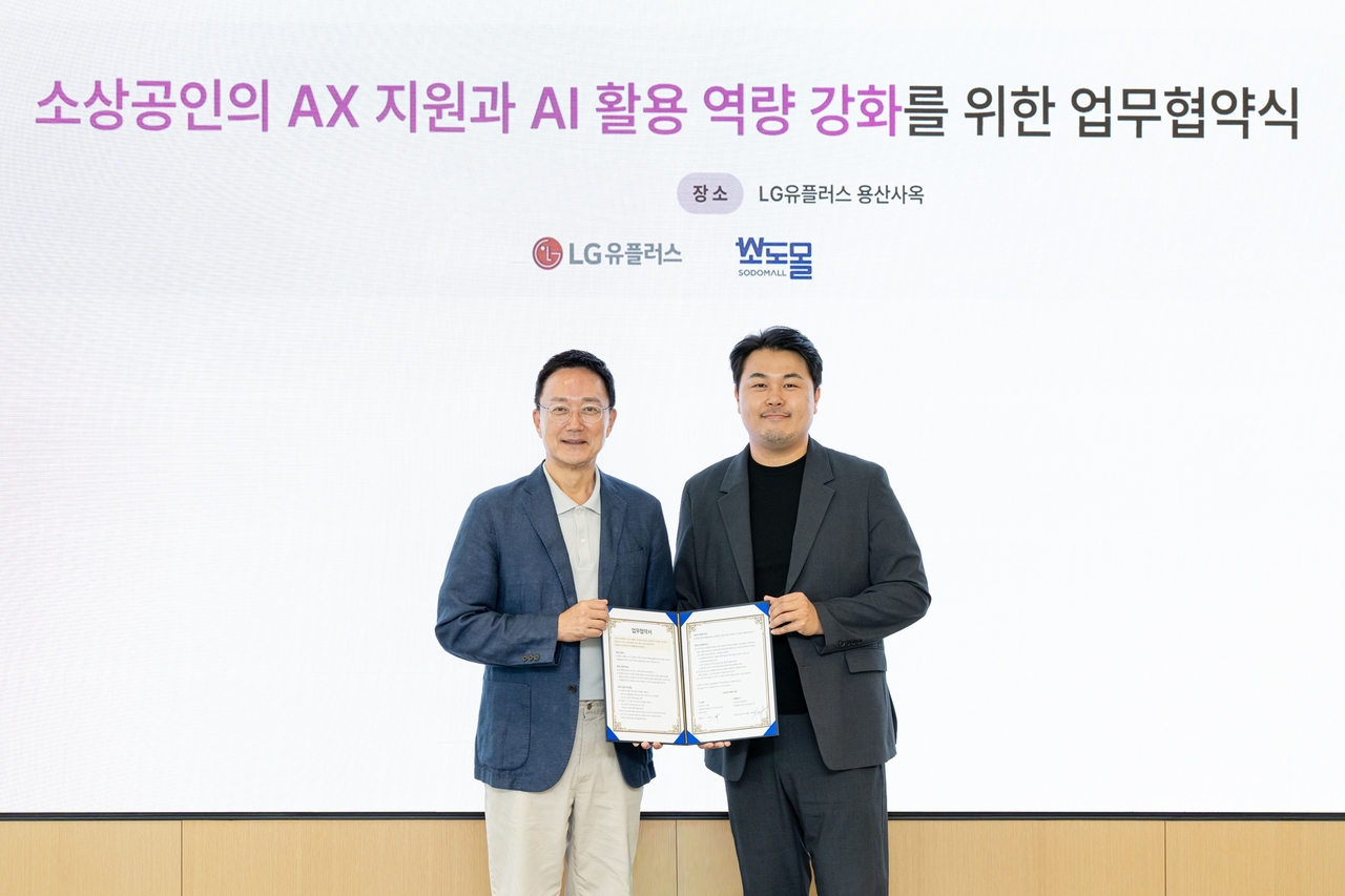 서울 용산구 LG유플러스 용산 사옥에서 열린 업무 협약식에서 임장혁(왼쪽부터) LG유플러스 엔터프라이즈고객그룹장과 서덕호 소도몰 대표가 기념사진을 촬영하고 있다. [LG유플러스 제공]