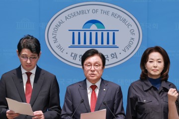 국회 법제사법위원회 야당 간사인 박형수 국민의힘 의원을 비롯한 국민의힘 법사위원이 22일 국회 소통관에서 조희대 대법원장의 대법관 후보 재제청 요구 거부를 비판하는 여권을 규탄하고 있다. [연합]