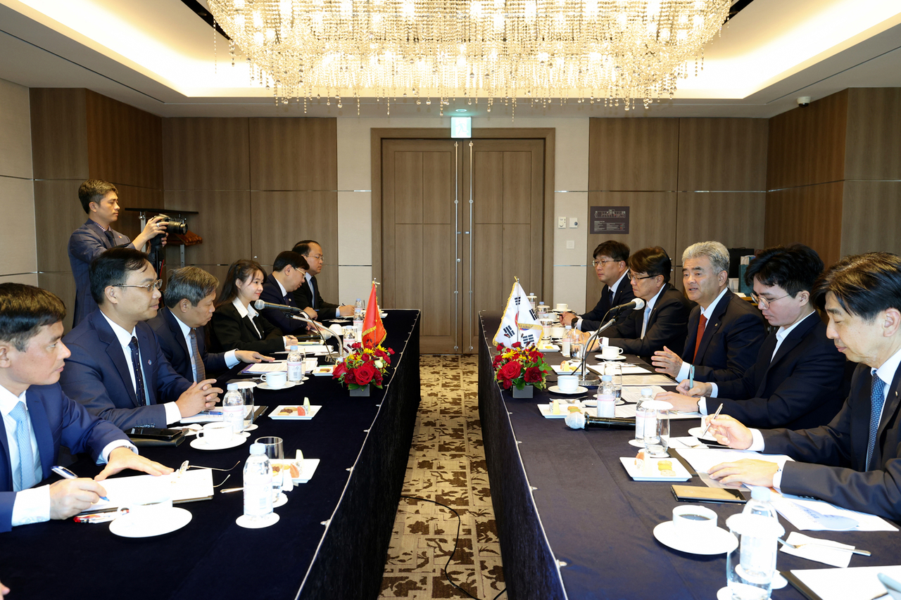 Daewoo E&C Chairman Jung Won-ju (third from right) and Hanoi Mayor Vu Dai Thang hold talks at The Grand Lotte Seoul on Sept. 8. (Daewoo E&C)