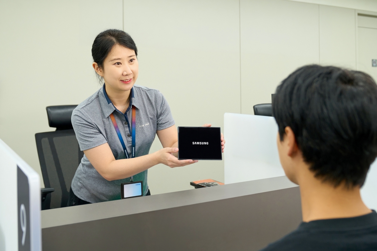A Samsung Electronics Service engineer provides mobile phone repair service. [Samsung Electronics Service]