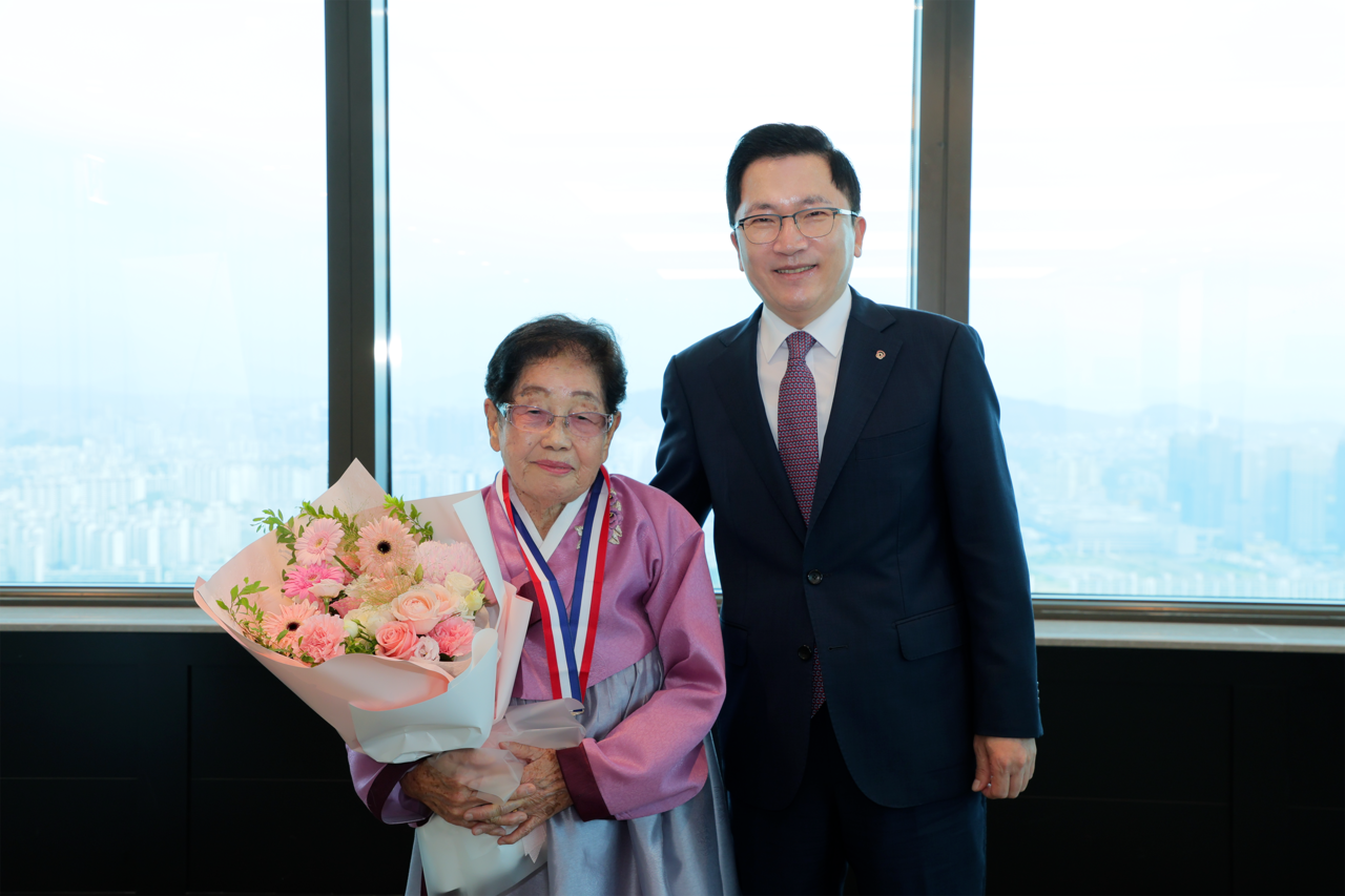 나채범(오른쪽) 한화손보 대표와 김숙자 FP가 서울 여의도 63스퀘어에서 열린 ‘한화손보 100년 Legacy FP’ 헌정 행사에서 기념촬영을 하고 있다. [한화손보 제공]