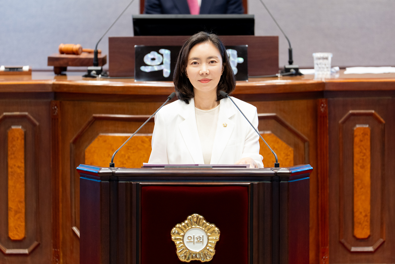 Gangnam-gu Assembly member Han Seong-sun delivers a five-minute free speech at the 337th regular session of the Gangnam-gu Council.