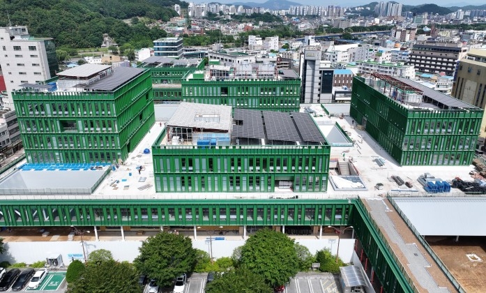 녹색 외관이 특징인 순천시 신청사 건물이 10월에 준공되면 입주가 시작된다.