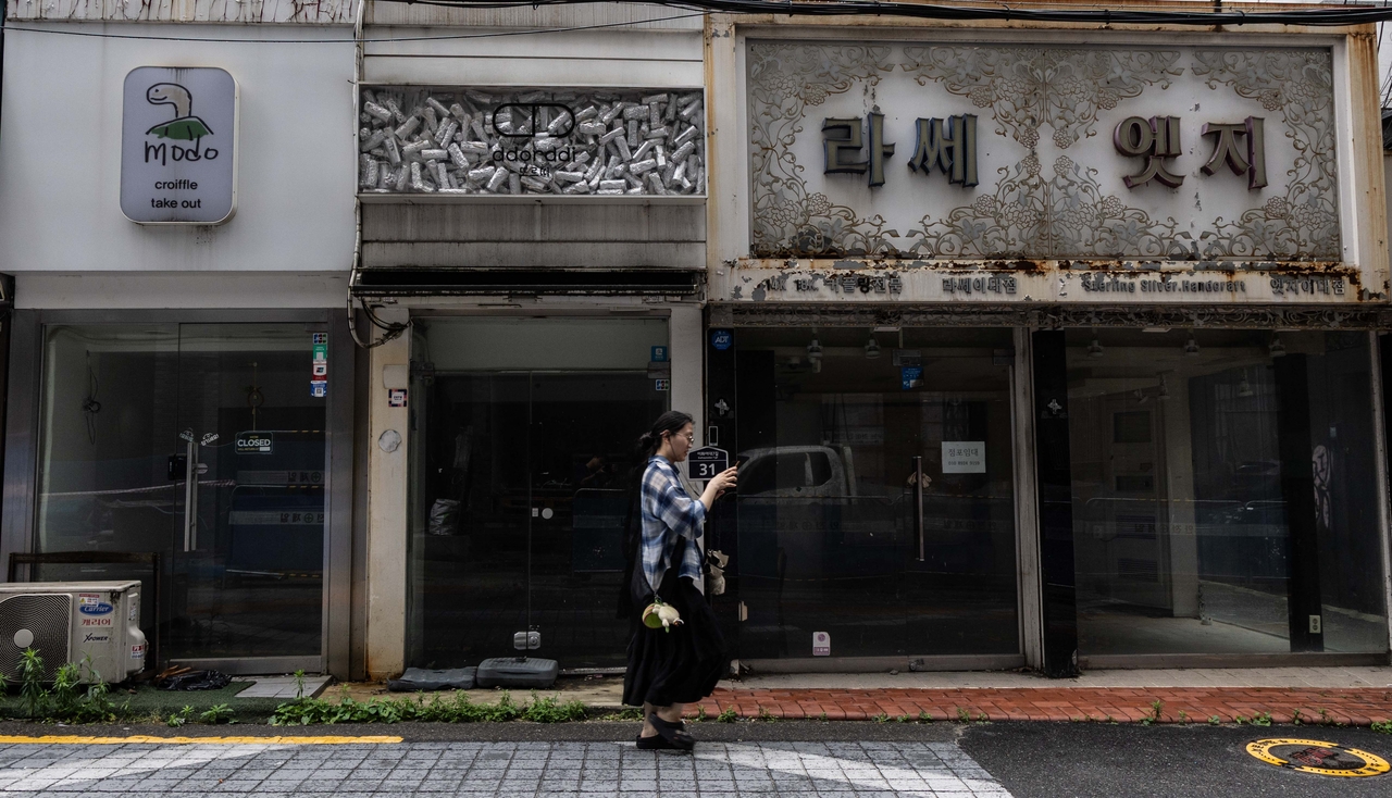 자영업자와 소상공인에 공급된 정책보증의 부실도 심화되는 가운데, 정부의 대위변제액도 급증하고 있다. 사진은 빈 상가가 줄지어 있는 서울 서대문구 이화여대길 모습.  윤창빈 기자