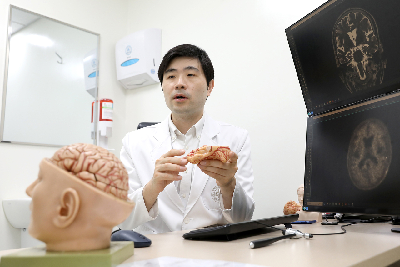 일산백병원 신경과 이영건 교수가 알츠하이머병 환자의 망상, 불안, 무관심, 초조, 공격성, 수면장애 등 행동·정신 증상과 뇌 속 병리 물질의 연관성에 대해 설명하고 있다.