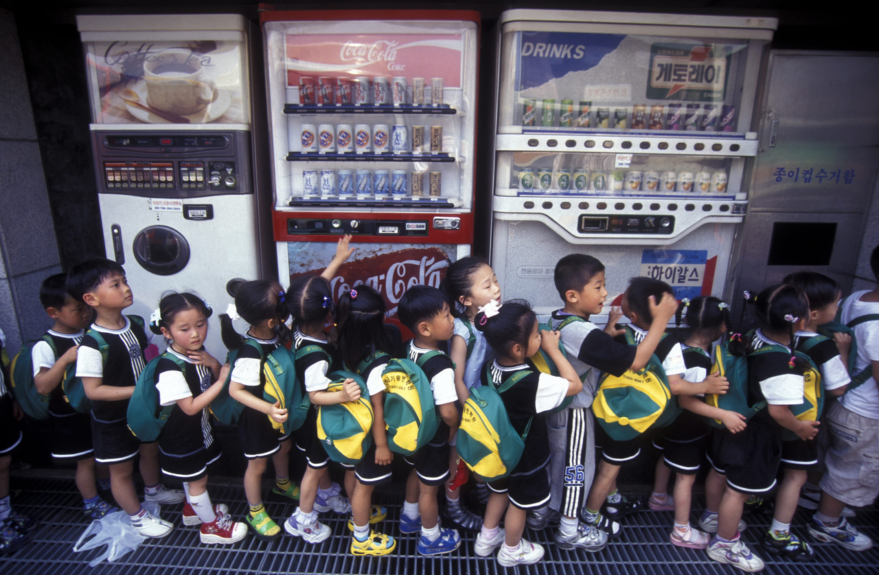 Children stand in front of vending machines in Seoul. This photo is not directly related to the story. (123rf)
