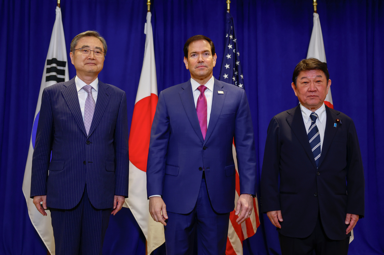 South Korean Foreign Minister Cho Hyun (L), US Secretary of State Marco Rubio (C) and Japanese Foreign Minister Toshimitsu Motegi pose for a photo before their trilateral talks in New York on Monday (AP-Yonhap).