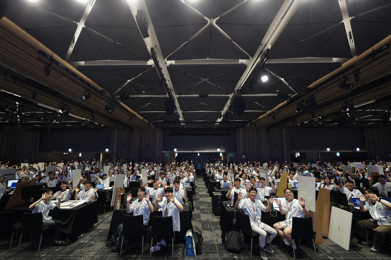Participants pose for a group photo at the fifth GS Group Hackathon, held Monday at the Westin Seoul Parnas in Gangnam-gu, Seoul. [GS]