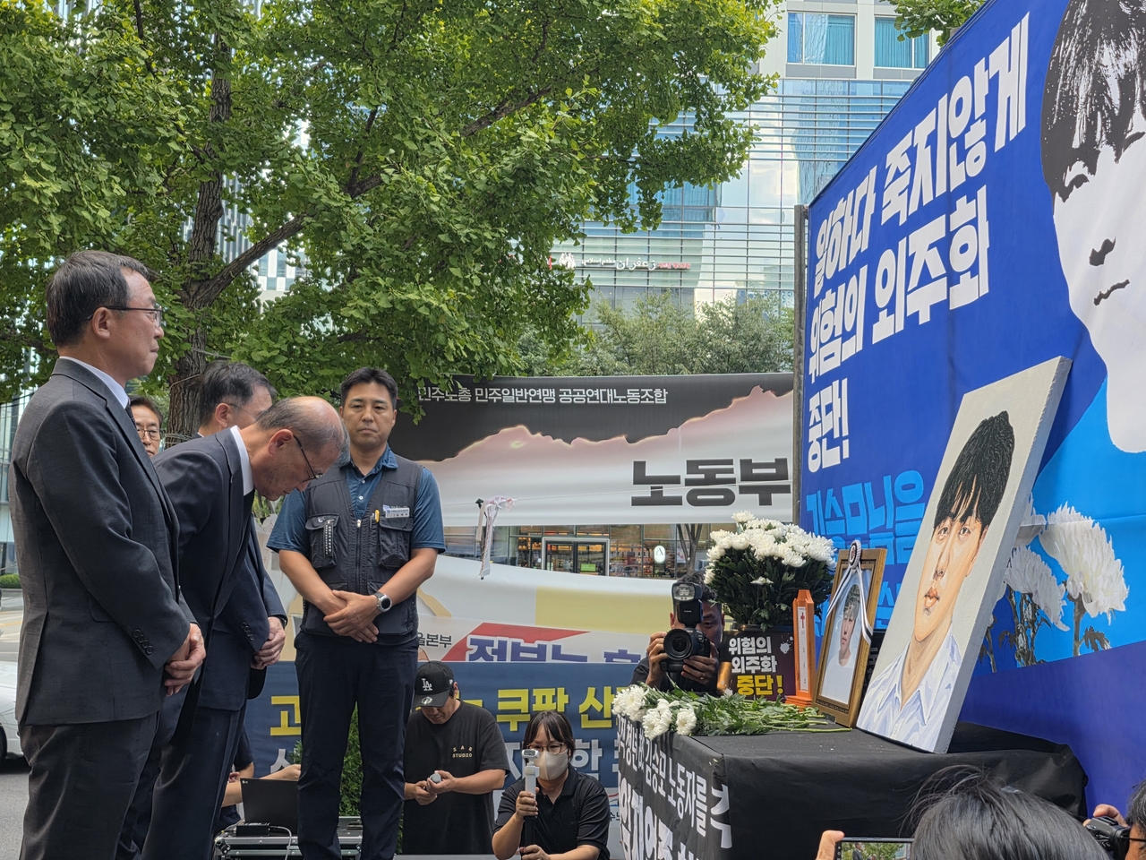 정몽원 HL그룹 회장이 22일 서울 종로구 서울지방고용노동청 앞에 마련된 분향소를 찾아 HL만도 평택공장 끼임 사고로 숨진 근로자를 조문하고 있다. 권제인 기자