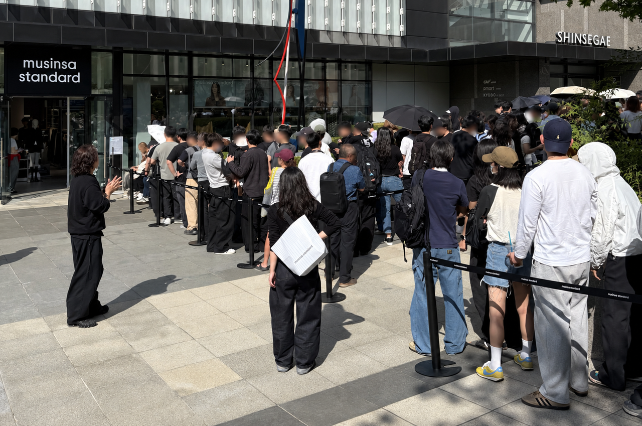 지난 18일 문을 연 무신사 스탠다드 신세계백화점 천안아산점 방문객 모습 [무신사 제공]