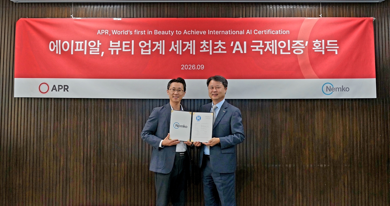 Shin Jae-woo (left), head of APR’s R&D Center, and Kwak Sam-geun, executive vice president of Nemko Korea, pose for a photo commemorating APR’s AI Trust Mark certification. (APR)