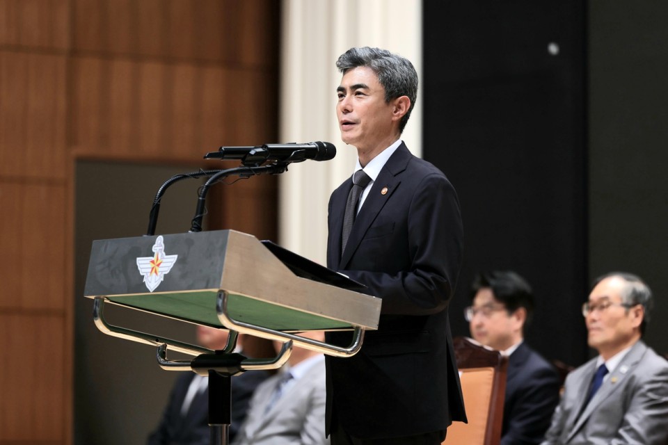 [단독]강신철 국방, 첫 외부일정으로 DMZ 폭발 사고자 위문 간다