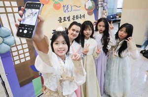 [Herald pic] Foreign students in hanbok