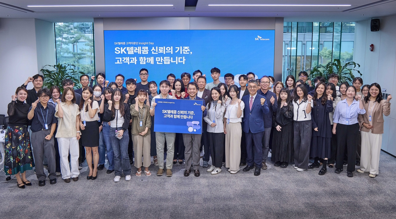 SK Telecom held its "2026 Insight Day" on Monday, bringing together its customer advisory panel and Customer Trust Committee to discuss trust standards and metrics proposed directly by customers. Advisory panel members and Customer Trust Committee members pose for a group photo. [SK Telecom]