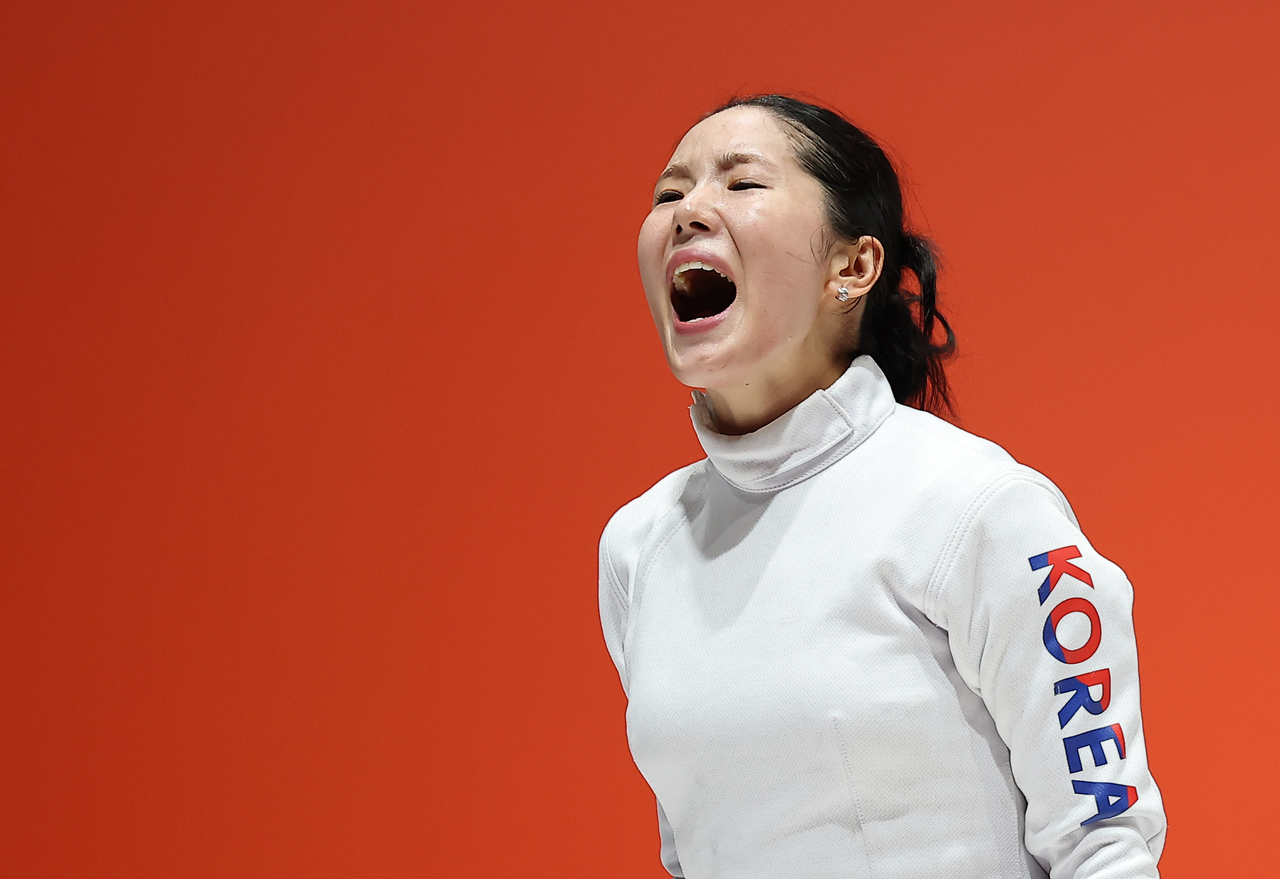 South Korea's Song Se-ra celebrates after defeating Japan's Tamaki Terayama in the women's individual epee semifinal at the 2026 Aichi-Nagoya Asian Games at Aichi Sky Expo in Tokoname, Aichi prefecture, Japan, on Tuesday. (Yonhap)