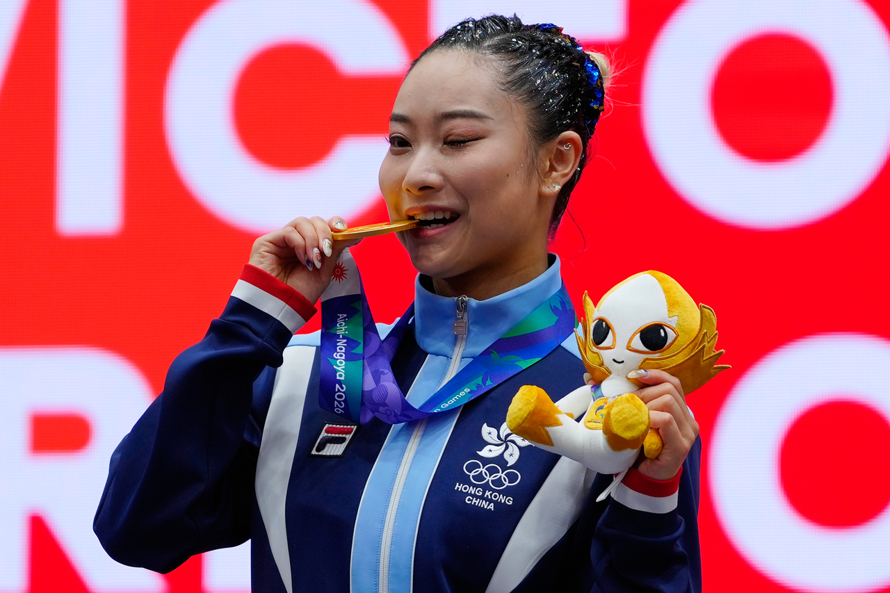 Gold medalist Lydia Sham, of Hong Kong, celebrates during the awards ceremony for the women's wushu changquan competition at the Asian Games in Nagoya, Japan, Monday. (AP-Yonhap)