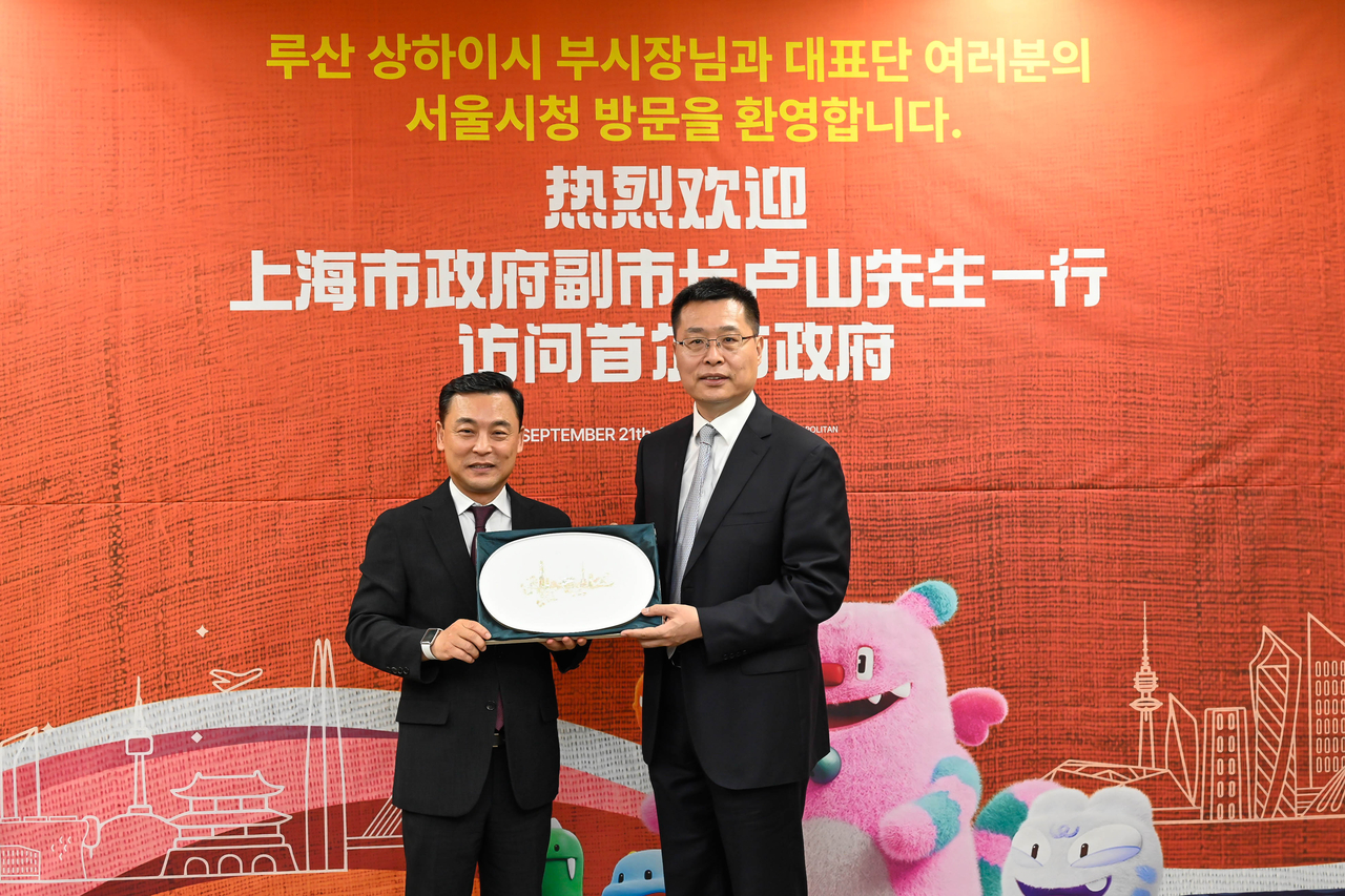 Shanghai Vice Mayor Lu Shan (right) meets Jeong Sang-hun, Seoul’s acting administrative vice mayor, at Seoul City Hall on Monday. (Seoul Metropolitan Government)