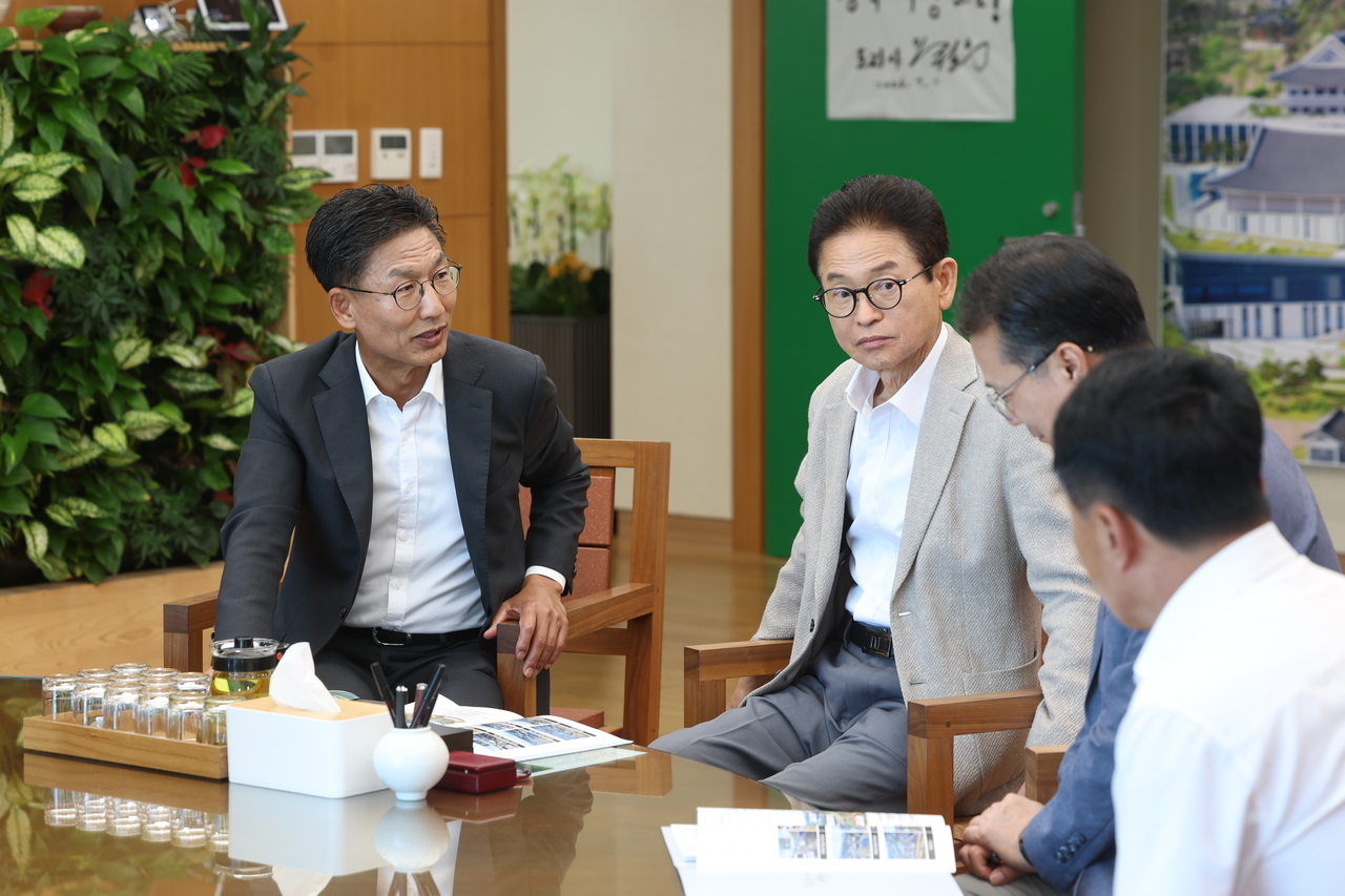 김병삼 영천시장(왼쪽)이 경북도청을 방문해 이철우 경북지사와 지역 주요 현안사업에 대해 논의하고 있다.[영천시 제공]