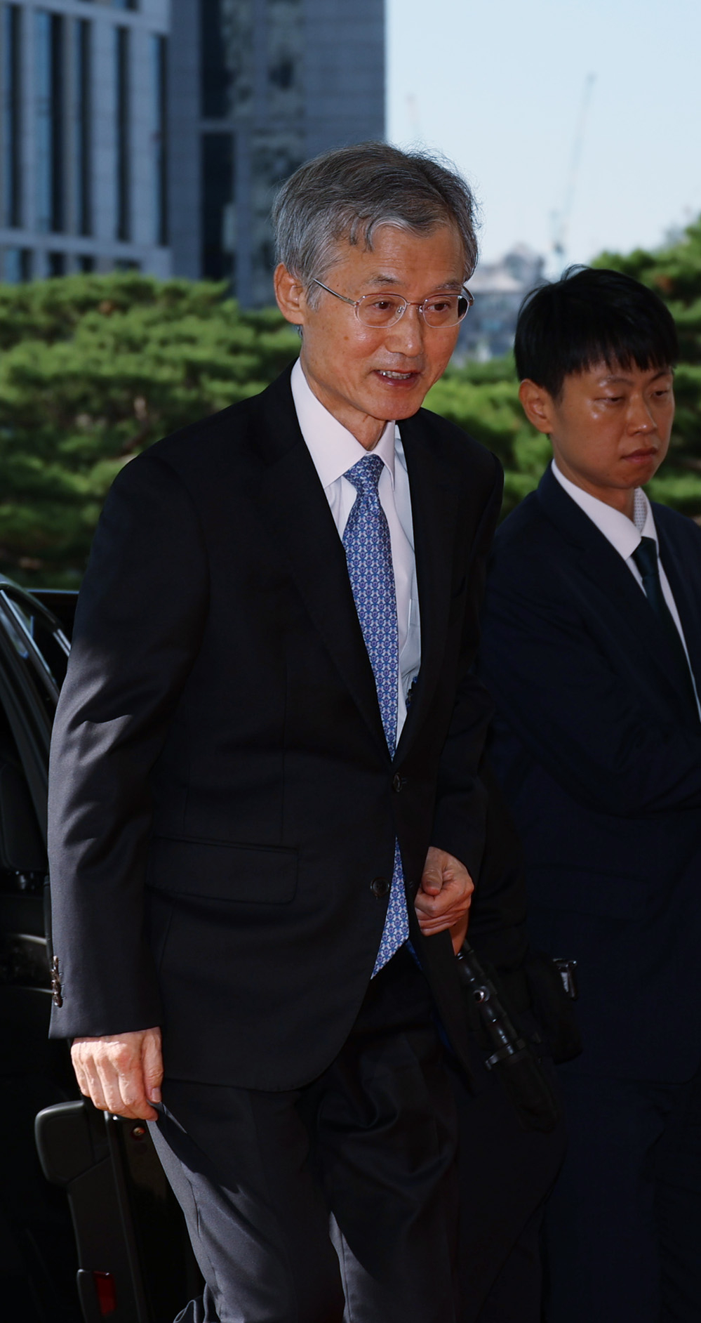 Supreme Court Chief Justice Jo Hee-de enters the Supreme Court in Seocho-gu, southern Seoul, on Tuesday. (Yonhap)
