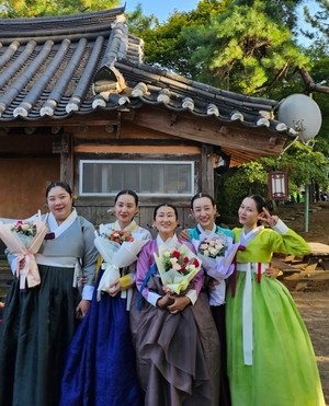 손예진 허리 꼭 감싼 ‘스캔들’ 이 배우 “너무 반갑게 맞아줘”