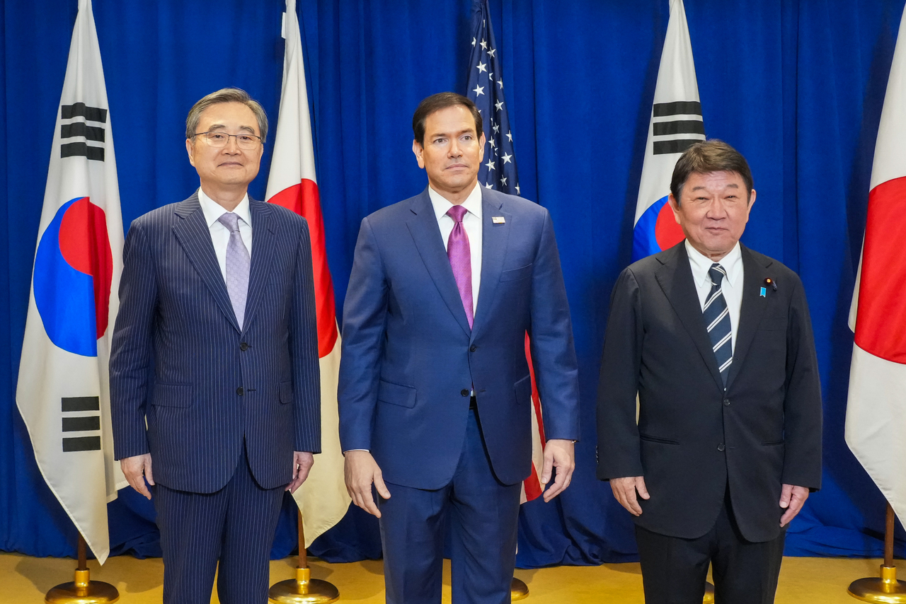 South Korean Foreign Minister Cho Hyun (left) poses with US Secretary of State Marco Rubio (center) and Japanese Foreign Minister Toshimitsu Motegi ahead of their trilateral meeting in New York on Monday. (Ministry of Foreign Affairs)