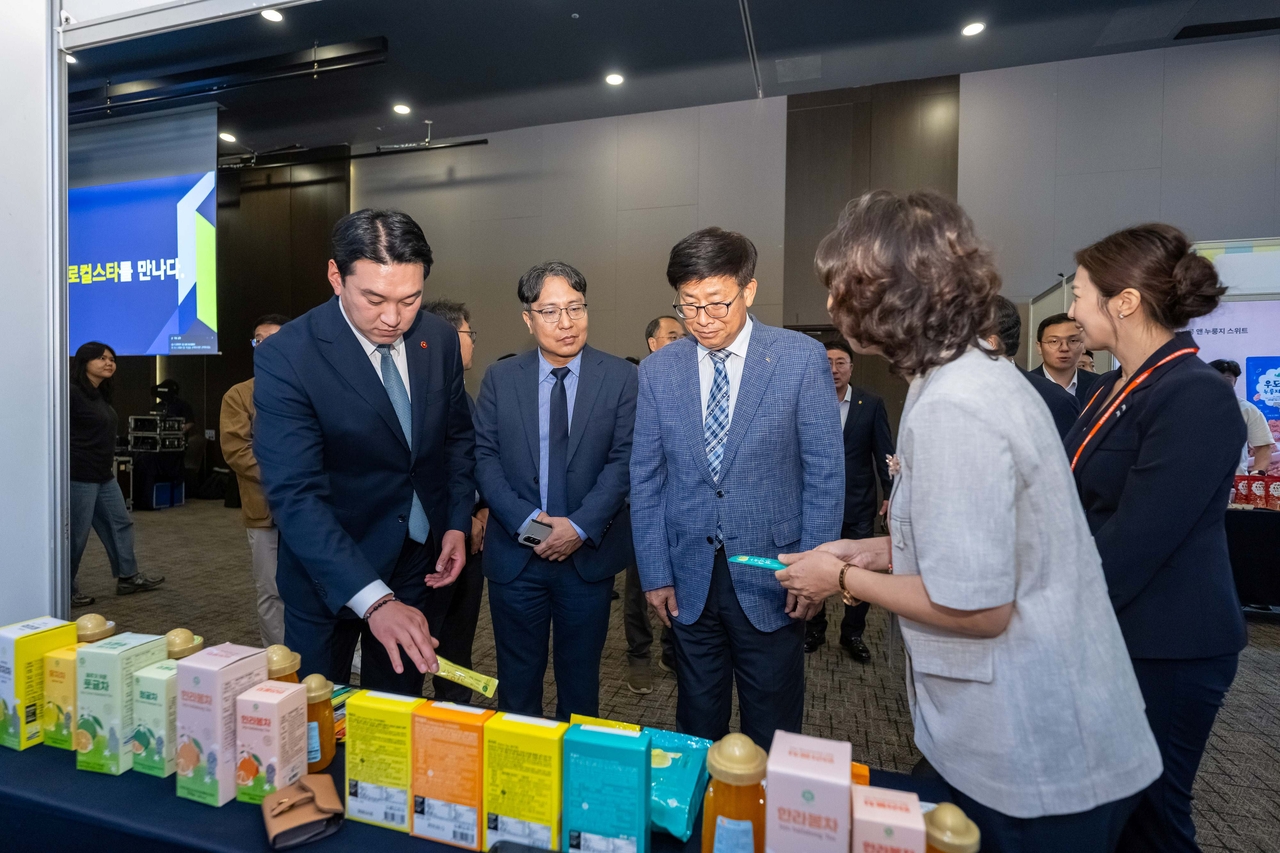 김기환 제주도의회 미래경제산업위원장, 장영철 쿠팡 사회공헌실 전무, 박천수 제주특별자치도 행정부지사 등이 참가기업 부스를 둘러보고 있다. [쿠팡 제공]