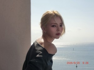 한소희, 금발 이제 자리 잡았나..인형보다 더 인형 같네