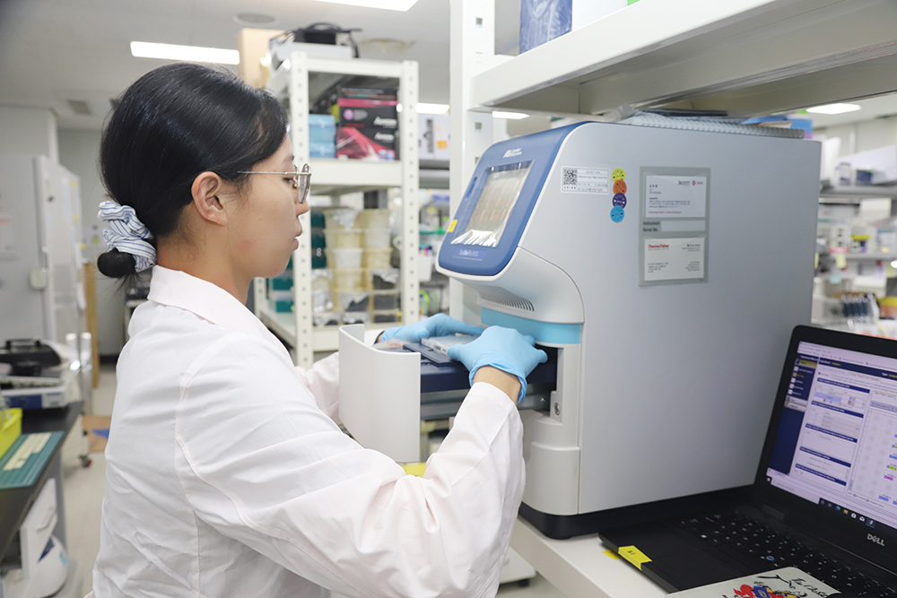 Researchers at the Korea Research Institute of Bioscience and Biotechnology conduct experiments on a protein that suppresses glioblastoma growth. [Korea Research Institute of Bioscience and Biotechnology]