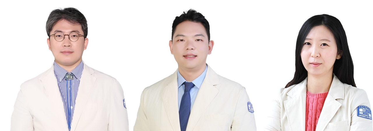 Professors Yoon Chang-ik (from left), Jin Je-hyeon and Kim Du-re of the Breast Surgery Department at Seoul St. Mary's Hospital. [Seoul St. Mary's Hospital]